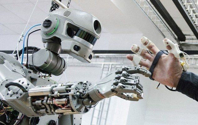  Robotlar�n uzayda kullan�ma girece�i tarih belli oldu. Rus bilim insanlar� hala test edilen robot kozmonotlar�n 2019'da kullan�ma girebilece�ini duyurdu.    