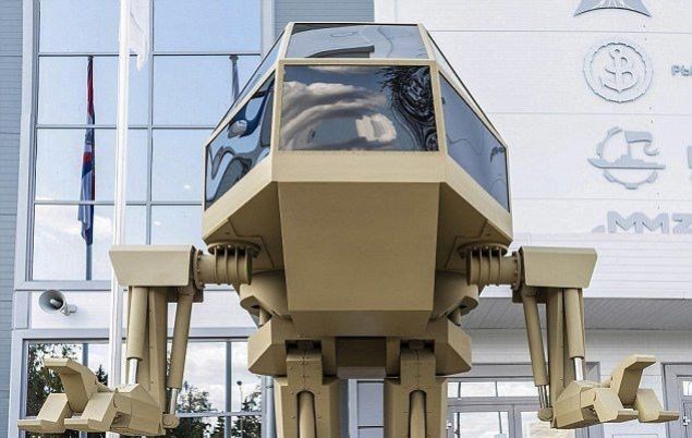 Rusya merkezli silah �reticisi Kalashnikov, geli�tirdi�i 4 metrelik dev sava� robotunu kat�ld��� fuarda tan�tt�.    Igorek adl� dev robot, 4.5 ton a��rl���nda. Kalashnikov, son teknoloji Igorek'in hala geli�tirme a�amas�nda oldu�unu belirtti.      