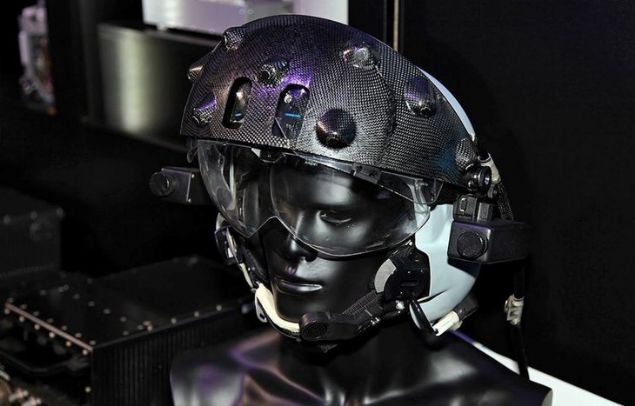 Birden fazla LCD ekrana ev sahipli�i yapan kokpitteki pilot buradaki bilgileri kask�ndaki ekrandan da an�nda g�rebiliyor.     