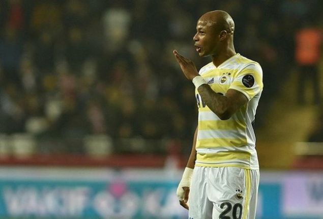                                                                 Ayew ve Slimani'nin gemiine ve kalitesine hi kimse laf etmiyordu. Ancak takmn 1. santrforu diye alnan Slimani, bir nceki sezonu 1 gol ve 2 asist ile tamamlamt. Ayew'in durumu ise biraz daha iyiydi. Kanat oyuncusu olmasna karn Ganal futbolcu 3 gol ve 4 asist yapmt ama yine de kt bir sezon geirdii herkes tarafndan biliniyordu.                                                         