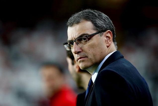                                                                 COMOLL'DEN FABAN SKANDALI<br><br>  Fenerbahe bir fiyasko trnasferin de kysndan dnd. Comolli, bir nceki sezon Eintracht Frankfurt'ta yine sakatlklar bouan Meksikal orta saha oyuncusu Fabian' transfer etmek iin stanbul'a getirtti. Ancak Fenerbanhe taraftar bu duruma sanal alemde tepki gsterdi. stelik bu oyuncunun Bursaspor'a yar fiyatna teklif edildii iddialar da ortaya knca bakan transfere izin vermedi.                                                         