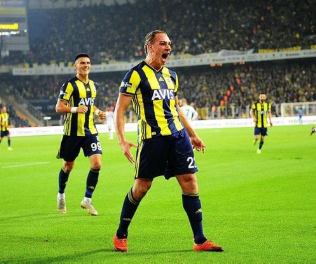                                                                 FREY KIYMETE BND  Byk umutlarla alnan Slimani o kadar kt bir performans sergiledi ki yedek santrfor diye alnan Frey, ortaya koyduu enerjiyle yetenei kstl olmasna karn taraftarlarn takdirini kazand. Fakat o da sakatlannca Slimani'nin etkisi daha da azald. 6 malk cezasn eken ve takmdan gnrderilmek istenen Soldado bir anda ilk yarnn son manda Antalya'da kendisini birinci sanrtfor olarak buldu.                                                         