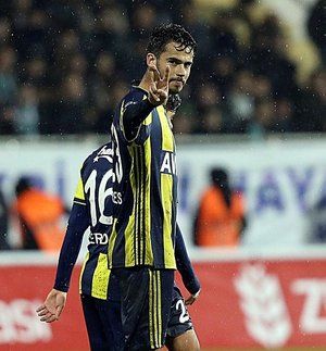                                                                 Fransa'dan kiralanan Benzia'nn yetenei hakknda olumlu referanslar gelse de bir 10 numara iin 1 gol ve 5 asistlik istatistik kocaman bir soru iareti olarak duruyordu. Reyes'in transferini hi kimse anlamad. 50 kez Meksika Milli Takm formas giymi olsa da bir nceki sezonu sakatlklarla bouarak geirdi ve sadece 12 mata oynamt.                                                         