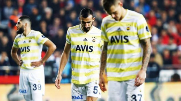                                                                 SESSZ ILIK...<br><br>  Ancak pratikteki durum pek de yle olmad. Birok kez soyunma odasna inen veya inmek zorunda kalan Bakan Ali Ko, deplasmanda 3-0 kaybedilen aykur Rizespor mann devre arasnda sinirli bir ekilde soyunma odasna inii bir operesyonun balangcnn iareti oldu. Futbolculara ok sert ifadeler kullanan ve formalarnn hakkn vermelerini isteyen Ali Ko'a Cocu'dan sessiz bir tepki geldi! Bakan Ko'un davranndan ve agresifliinden rahatsz olan Cocu, olaya hi mdahil olmadan sessiz bir ekilde Bakan Ko'un konuman bitirmesini istedi.                                                        