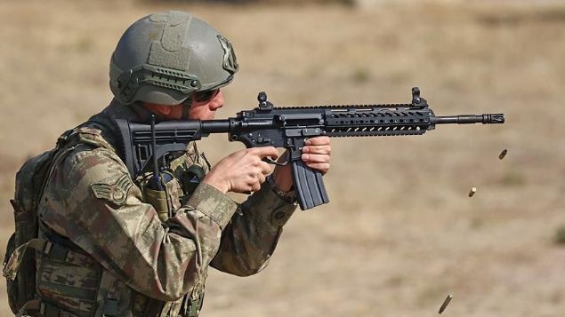 TSK'NIN GZ BEBE MPT-55  <br><br>      Makine ve Kimya Endstrisi Kurumu (MKEK) mhendislerince tasarlanan, 2017 ylnda da seri retimine balanan MPT-55, yksek at kabiliyeti, benzerlerine gre hafif ve etkili bir silah olma zelliiyle n plana kyor.    MPT-55, Trk Silahl Kuvvetlerinin (TSK) ihtiyacna binaen zgn, muharebe ortamnda, gece ve gndz, her trl arazi ve hava artlarnda kullanlan, 'gaz piston hareketli, dner bal kilitlemeli sistem' ile alan bir tfek olarak gelitirildi.     