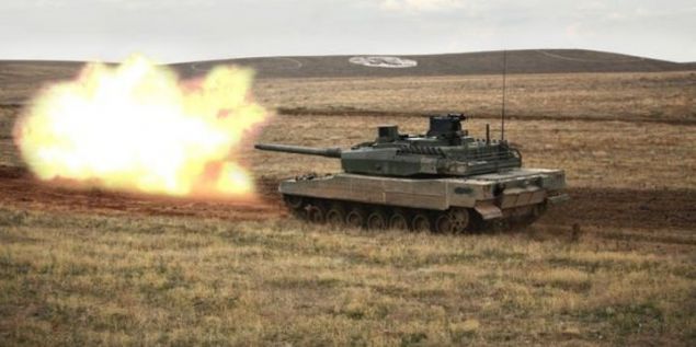 ALTAY TANKI  <br><br>Altay'da, her eit tehdide kar tank korumak zere tasarlanan modler kompozit zrhlar ve mrettebatn kimyasal, biyolojik, radyoaktif ve nkleer tehditlerin olduu ortamlarda grevlerini gerekletirmesine imkan salayan yardmc sistemler de var.    
