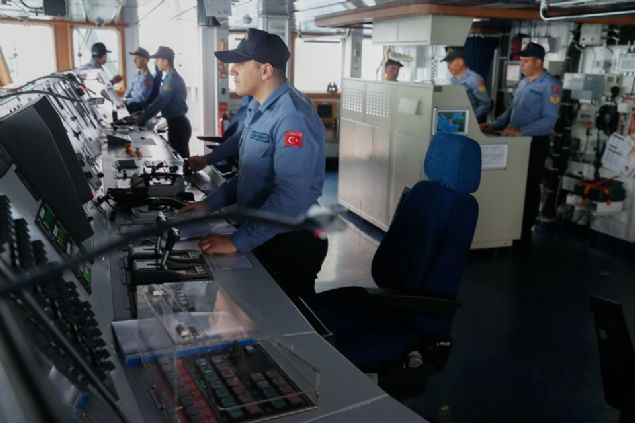 TCG Bayraktar kaplarn basn mensuplarna at  <br><br>  Gemide 15 tonluk genel maksat helikopterinin ini ve kalkna olanak salayacak helikopter platformu yer alyor. Ykleme ve boaltma ilemlerini salayabilmek amacyla geminin  tarafnda birer kapak bulunuyor. Gemide ayrca her biri 8 ton yk veya 40 kii tayabilen, 20+ knot srat yapabilen 4 LCVP karma arac yer alyor.     