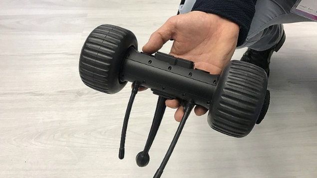 TE TRK ASKERNN BR KARI BOYDAK YEN GZCS  <br><br>        Yeni teknolojilerle birlikte gvenlik glerinin ihtiyalarna ynelik sunulan rnler de eitleniyor.  <br>  Hafif Snf nsansz Kara Arac kategorisinde yer alan, kk boyut ve yarm kilogramn altnda arla sahip TRobot, keif-gzetleme kabiliyetleriyle dikkati ekiyor.     