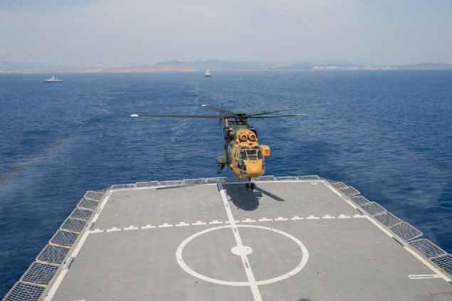 TCG Bayraktar kaplarn basn mensuplarna at  <br><br>  Gemi, bin 200 ton yk veya tank, zrhl ara ve dier aralar tama kapasitesine sahip bulunuyor.    TCG Bayraktar, ikmal yapmadan 30 gn denizde kalabiliyor ve 5 bin deniz milinden fazla yol alabiliyor. Bayraktar, 2 metrelik s sulara kapak atabiliyor. Gemide yerli retim komuta kontrol sistemi ve stabilize makineli tfek platformu ile pek ok elektronik ve silah sistemi yer alyor. Bayraktar, geni muhabere ve elektronik imkanlaryla komuta kontrol, hareket ve lojistik grev fonksiyonlarna katk salamann yan sra gerektiinde doal afet yardm grevlerini de yerine getirebilecek kapasiteye sahip bulunuyor.     