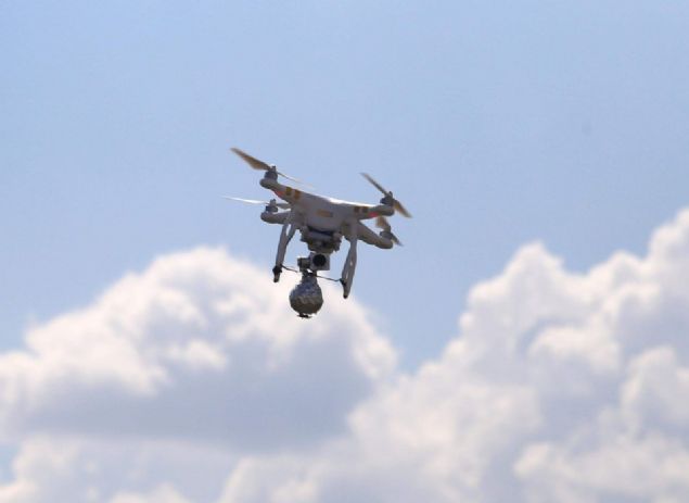 ASELSAN'DAN HA'LARA KARI 'LAZER SAVUNMA SSTEM'  <br><br>Sistem sayesinde mini insansz hava aracnn kameras da yaklarak etkisiz hale getirildi. Atm maliyeti kuru dzeyinde olan sistem ile aracn yakt olduu srece kesintisiz at yaplabiliyor.    