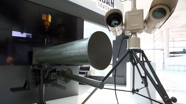 DRONE TEHDDN 'KAPAN' DURDURACAK  <br><br>  Trk savunma sanayisi, saldr amacyla kullanlan 'drone'lar etkisiz hale getirmek iin yeni bir zm gelitirdi.    Geleneksel gvenlik nlemleriyle tespit edilmeleri ok g olan 'drone'larn, tm dnyada dman unsurlar veya terristler tarafndan istihbarat veya saldr amal kullanm yaygnlayor.    Meteksan Savunma, SDT ve Tamgr Elektronik, farkl alanlardaki uzmanlklarn birletirerek bu tr tehditlere kar Kapan Drone Savar Sistemi'ni gelitirdi.     