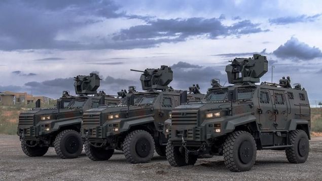 EJDER YALIN  <br><br>  Yaln'n, ihtiya durumunda src koltuunda personel olmadan da grev yapabilmesine ynelik almalar yapyor. Savunma Sanayii Mstear smail Demir'in sosyal medyadan duyurduu test sonularna gre, zerinde ASELSAN'n SARP Uzaktan Komutal Stabilize Silah Sistemi bulunan 'Ejder Yaln', ara dndan baaryla kontrol edilebildi. Aracn tek tula uzaktan komuta moduna alnmasyla ara dnda konumlu personel, kontrol panelleriyle 'Ejder Yaln' ynlendirdi ve eitli manevralar yapmasn salad.    Uzaktan komuta sadece aracn idaresiyle de snrl kalmyor. Aracn zerindeki silah sistemleri ve dier faydal ykler de operatrler tarafndan kontrol edilebiliyor. Operatr, tm bu faaliyetleri nndeki monitrler araclyla izleyebiliyor.     