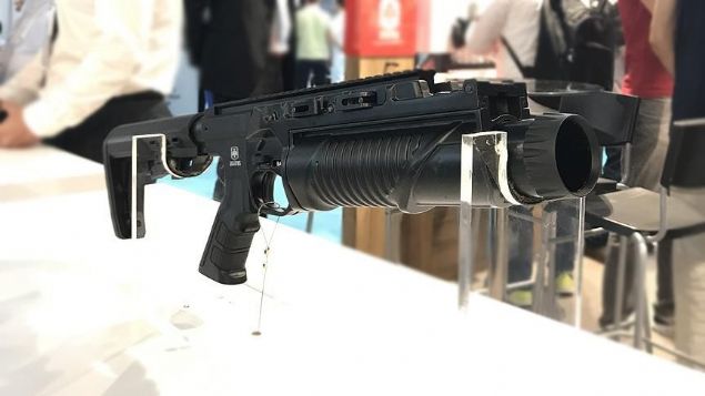 40 milimetre kalibre tekli bomba atar, ses fiei, gaz fiei, tahribatl mhimmat kullanmna uygun gelitirildi. Bomba atarda gr ve aydnlatma sistemleri taklabilecek tertibatlar bulunuyor.    MEVCUT RNLERDEK DEZAVANTAJLARI ORTADAN KALDIRIYOR    Ata Silah'n rn, tek ynden doldurulan ya da ift ynden doldurulduunda piyade tfeiyle kullanm gleen, istenildii gibi at yaplamayan mevcut rnlerden farkl olarak iki ynden de kolay ve hzl doldurulabilecek ekilde tasarland.    BA 40 Bomba Atar, bunlarn yannda namlunun at esnasnda hareket etmemesi, namlu tam olarak kapanmadan ateleme yaplamad iin daha emniyetli olmas, piyade tfei alanda kullanldnda herhangi bir engel tekil etmemesi dolaysyla mevcut rnlerden stnlkler tayor.    Bu zellikleriyle BA 40 Bomba Atar'n uluslararas pazarda da rekabeti bir seenek oluturaca belirtiliyor.    