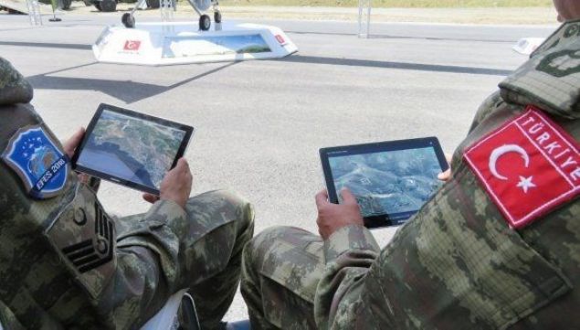 HA VE SHALARA ZEL YERL YAZILIM: KUZGUN  <br><br>  HA ve SHAlarn yazlmsal zmler ile desteklenmesi, fiziksel yeteneklerinden ok daha neme sahip. Bu kapsamda mobil canl yayn yazlm Kuzgun tantld.    Efes 2018 Birleik Mterek Fiili Atl Tatbikatnda tantlan uygulama, Baykar Makina ve paydalar tarafndan gelitirildi.    