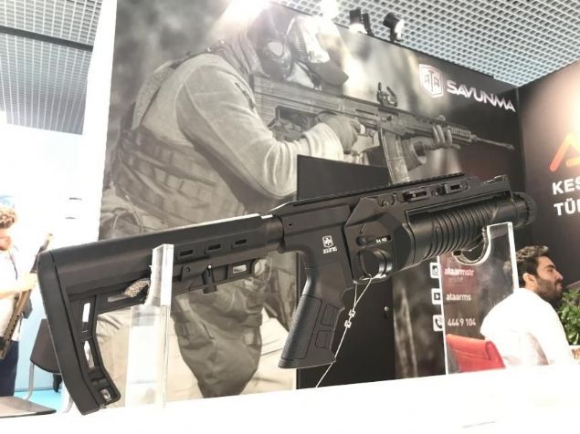 TSK'DAN YEN YERL SLAH: BOMBA ATAR  <br><br>      Gvenlik glerinin bomba atar ihtiyacnn karlanmas iin yeni bir yerli retici devreye giriyor. Savunma Sanayii Bakanl (SSB) ile szleme imzalayan Ata Silah, bu yl teslimata balamay hedefliyor.    Trkiye'nin nde gelen ateli silah reticilerinden Ata Silah, 70'i akn lkeye ihracat gerekletiriyor.  <br>  Yivli tfek retim izni aldktan sonra savunma sanayisi alannda faaliyet gstermeye balayan irket, milli piyade tfei MPT-76'nn ana paralarnn retimini gerekletirdi. Sonrasnda keskin nianc tfei ve piyade tfei retimi iin harekete geen Ata Silah, bomba atar ve tabanca projelerini gndemine ald.     