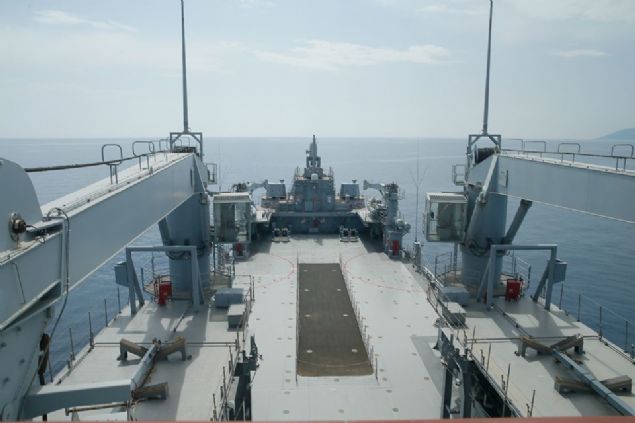 TCG Bayraktar kaplarn basn mensuplarna at  <br><br>  Seferihisar ilesindeki Doanbey Atl Tatbikat Blgesi'nde gerekletirilen tatbikata katlan TCG Bayraktar' gezen gazetecilere gemiyle ilgili bilgi verildi.    Anadolu Tersanesi'nin, yerli savunma sanayisinin nemli bir paras olan TCG Bayraktar, 2014 ylnda kzaa alnd ve 2017 Nisan aynda Deniz Kuvvetleri Komutanlna teslim edildi.     