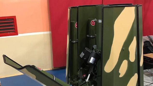 Proje kapsamnda doru ve hzl konumlandrma ve atelemeyle hedefin vurulmasn salayacak bir sistemin ortaya konulmasna alld. rencilerden lyas Kocaer'in verdii bilgilere gre, ekip, en az 3 farkl mhimmat, toplamda ise 6 mhimmat atabilecek roketatar prototipi gelitirdi.    Sistem, yatay eksende 360 derece hareket edebiliyor ve ok sayda tur atabiliyor. Tm hareketler atelemeye gereksinim olmakszn mekanik olarak gerekletiriliyor. Roketatarn 6 namlusu da bamsz olarak dikey eksende 90 derece grev yapabiliyor. Komutlar sisteme, ara bilgisayarndan bir arayz zerinden gnderiliyor.     