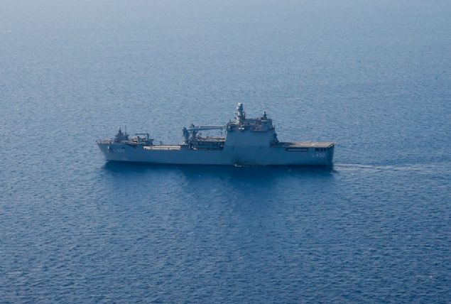 TCG Bayraktar kaplarn basn mensuplarna at  <br><br>TCG Bayraktar, Trkiye'de zel sektr tersanelerince ina edilen en byk ve ileri teknolojiye sahip harp gemisi zellii tayor. Snfnda dnyann en by olan geminin boyu 139 ve eni 19,60 metre, bir tabur asker ve 13 tank tayabiliyor.    