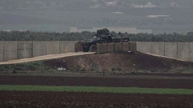 KAYI SINIR GVENLK SSTEM  <br><br>Trk yapm cihazlarn yer ald elektronik sistem sayesinde snra yaklaan HA, ara veya insanlar tespit edilip, komuta merkezi uyarlyor. Snrda kaydedilen tm grntler tek merkezde toplanlyor ve kameralar tehdit oluturan nesneye otomatik odaklanyor. Radar kartrc cihazlarn da bulunduu sistem, her trl tehditte komuta merkezindeki gvenlik glerine bilgi aktaryor.    