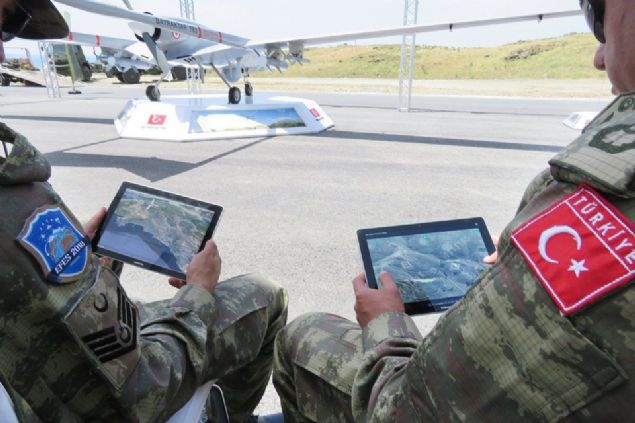 'MLL GOOGLE EARTH' OLARAK ADLANDIRILAN CAS EFES TATBKATI'NDA KULLANILDI  <br><br>  Mobil haberleme iin ordumuzun hizmetine sunulacak olan Corafi Analiz Sistemi (CAS) getiimiz gnlerde tantld.     Efes 2018 Tatbikat erevesinde sergilenen ve u ana dek olduka baarl sonular alan uygulama, henz sivil kullanma almad. Getiimiz yl bir dnem sivil kullanma alan ancak ksa bir sre sonra yayndan kaldrlan uygulamann yeni dnemde kullanma almas bekleniyor.      