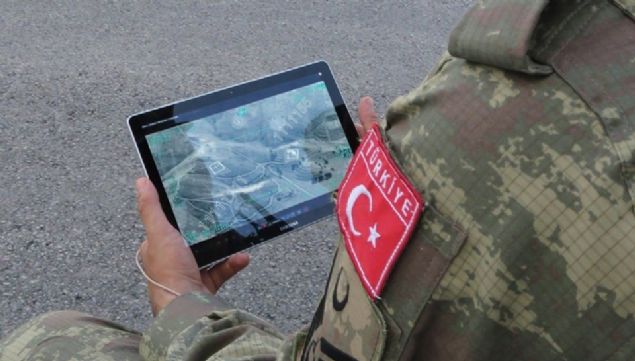 HA VE SHALARA ZEL YERL YAZILIM: KUZGUN  <br><br>  Bayraktar TB2den gelen grntler, Kuzgun ile canl olarak fuar alanndaki katlmclarn mobil cihazlarna aktarld.    Gvenlik ve performans testlerini baaryla geen Kuzgun, utan uca ifrelemeile grntleri askeri adan mobil internet ana gvenli ekilde aktarabiliyor.    Sistem sayesinde blgede bulunan askeri personel, HA ve SHAlardan gelen grntleri anlk olarak mobil cihaznda grebilecek.     