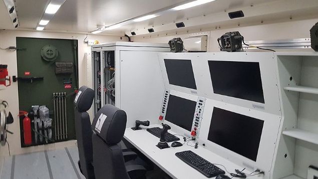 irket bu kapsamda 'insansz hava uaklar sistemleri slerinde' yer alan ve HA/SHA'larn komuta edildii yer kontrol istasyonunu bir kamyon zerine konumlandrarak mobil hale getirdi.    Yer kontrol istasyonunun mobil hale getirilmesiyle HA/SHA sistemleri hareket kabiliyeti kazand. Bylece istasyonlar, slerdeki sabit pozisyonlarndan farkl olarak ihtiya duyulan blgelere hzla gnderilip grev icra edebilecek. Olas tehditlere kar da yer deitirme imkanna sahip olacak.    Kamyon kasasna entegre edilen elter iinde yer alan yer kontrol istasyonundan HA/SHA ve zerlerindeki faydal ykler komuta kontrol edilebilecek, izlenebilecek.    Yer kontrol istasyonunda, HA/SHA'nn uuu srasndaki kontroln, bilgi teminini ve aralarla iletiimi salayan elektronik yazlm ve donanm bulunuyor.     