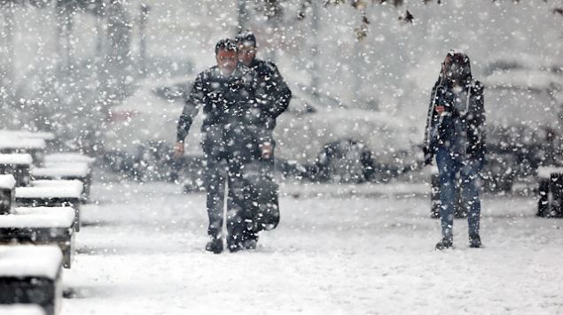 DOU'DA BUZLANMA, DON VE I UYARISI: Dou Anadolu Blgesi'ndeki 4 il iin buzlanma, don ve  uyars yapld. Meteoroloji 14. Blge Mdrlnden yaplan aklamaya gre, blge genelinde hava ok bulutlu, Mu ve Bitlis evrelerinin aralkl kar ya olacak.  