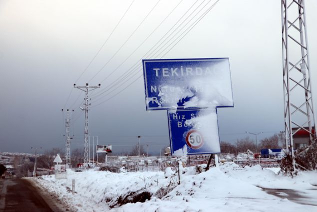 KAR TRAKYA'DA ETKL OLUYOR : Trakya'da ise youn kar ya ve tipi nedeniyle 50'ye yakn ky yolu ulama kapand. Kar yann etkili olduu blgelerde ekipler, kar kreme ve tuzlama almalarn srdryor. Tekirda'n Sleymanpaa, Muratl, arky, Saray ve Hayrabolu ilelerinde tamal eitime ara verildi. stanbul'un bat evrelerinde de le saatlerine kadar youn kar yann olmas tahmin ediliyor.  