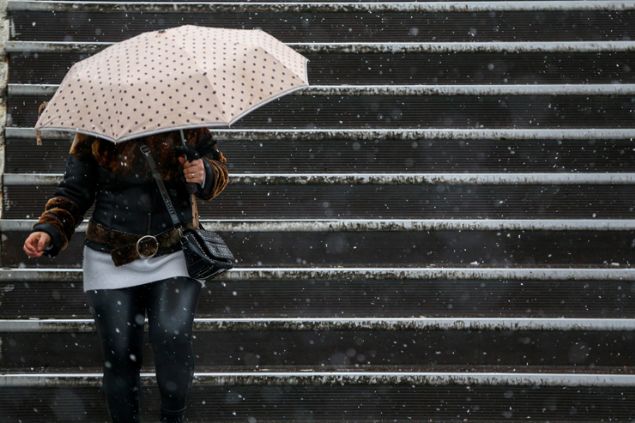 FERBOT SEFERLERNE FIRTINA ENGEL: Kuzey Ege'de frtna deniz ulamn olumsuz etkiliyor. Alnan bilgiye gre, Marmara ve Kuzey Ege'nin bir blmnde etkili olan ve saatteki hz zaman zaman 70 kilometreyi bulan frtna nedeniyle Kabatepe-Gkeada ve Geyikli-Bozcaada arabal vapur seferlerinde aksama yaanyor. Kabatepe-Gkeada ve Geyikli-Bozcaada arasndaki baz seferler geici olarak durduruldu.13.00 ve 18.00, Bozcaada-Geyikli arasndaki saat 07.15 ile Geyikli-Bozcaada arasndaki saat 08.00 seferleri geici olarak durduruldu.  