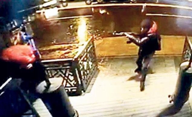                                                                  POL�S �ST ARAMASI YAPMAMI�   <br><br>  �ddiaya g�re, sald�r�dan hemen sonra mekandan ayr�lan Abdulkadir Ma�aripov, iki polis taraf�ndan durduruldu.                                                        