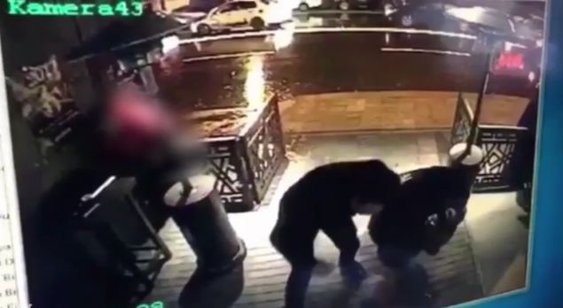                                                                 Ma�aripov'un sald�r�dan sonra Reina'dan ��k�p, Ortak�y y�n�ne 385 metre y�r�d��� tespit edilmi� ve bir s�re sonra taksiye binip Ulus'a hareket etti�i kamera g�r�nt�lerine yans�m��t�. Ard�ndan taksiden inen ter�rist, ikinci bir taksiye binerek Zeytinburnu'na gitmi�ti.                                                        