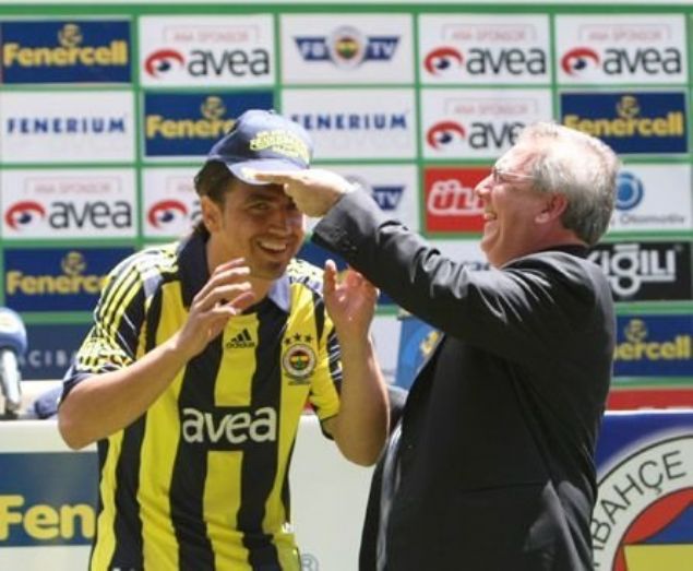   Mehmet Topuz - Fenerbah�e - 2009 yaz�nda Be�ikta� ile Fenerbah�e aras�ndaki transfer sava�� hala ak�llarda. Be�ikta�'�n borsaya bildirdi�i ve formay� giydirdi�i Mehmet Topuz, uzun u�ra�lar�n ard�ndan Fenerbah�e'ye transfer olurken, �lker Stad�'nda d�zenlenen imza t�reninde 'Bir g�n herkes Fenerbah�eli olacak' yaz�l� �apkayla bas�n mensuplar�n�n kar��s�na ge�mi�ti.    
