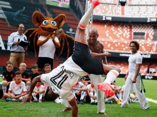 Nani - Valencia - Portekizli y�ld�z Nani, Valencia'ya imza att��� t�rende dans-d�n�� kar���m� bir sanat olarak bilinen Capoeira'daki h�nerlerini sergilemi�ti.    