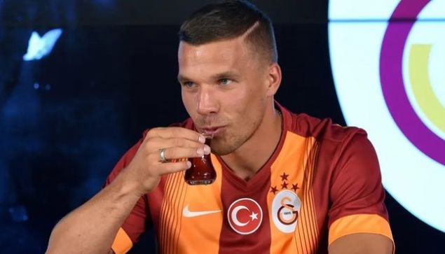   Podolski - Galatasaray - Arsenal'dan Galatasaray'a transfer olan Lukas Podolski i�in d�zenlenen imza t�reninde Alman oyuncuya �ay ikram� yap�lm��t�. �ay� �ok seven Alman oyuncu da bir yudum alarak jeste yan�t vermi�ti.    