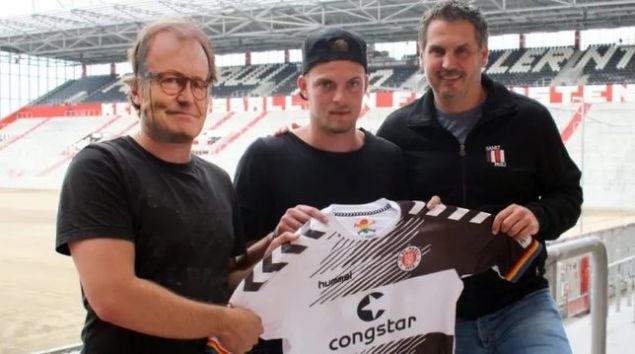   Marvin Ducksch - St. Pauli - Borussia Dortmund'dan kadrosuna katt��� Marvin Ducksch i�in bir t�ren d�zenleyen St. Pauli, teknik direkt�r Ewald Lienen t�rene gelemedi�i i�in bir g�revliye tecr�beli �al��t�r�c�n�n maskesini takm��t�. Ortaya ��kan g�r�nt� ise uzun y�llar haf�zalardan silinmeyecek cinstendi.    