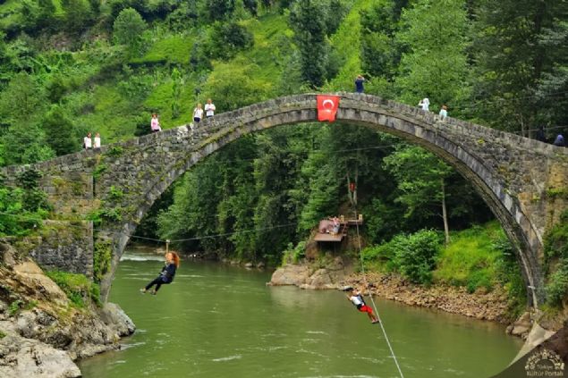                                                                 Osmanl� (Timisvat) K�pr�s� - Rize  <br><br>  Osmanl� (Timisvat) K�pr�s� K�pr�k�y ile Ho�dere k�ylerini birbirine ba�lamaktad�r.     F�rt�na deresi �zerindeki k�pr�, yuvarlak kemerlidir.   (NTV)                                                        