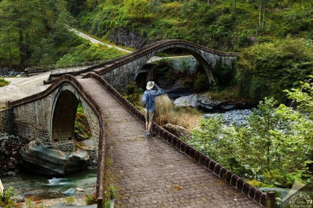                                                                 Ortacalar �ifte K�pr�ler - Artvin  <br><br>  18.y�zy�lda yap�ld��� tahmin edilen Ortacalar �ifte K�pr�leri, K���kk�y ve Ar�l� yol ayr�m�nda birbirine dik olacak �ekilde planlanm��t�r.     �ki k�pr� de birbirine benzemekte ve tek g�zden olu�maktad�r.                                                           