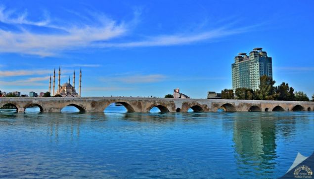                                                                 Ta� K�pr� - Adana  <br><br>  Ta� K�pr� Seyhan Nehri �zerindedir. Roma �mparatoru Hadrianus taraf�ndan 4.y�zy�lda yapt�r�lm��t�r. Y�zy�llarca Avrupa ile Asya aras�nda �nemli bir k�pr� olmu�tur.     319 metre uzunlu�unda ve 13 metre y�ksekli�indedir. 21 kemerinden 14�� ayaktad�r. D�nya�n�n halen kullan�lan en eski k�pr�lerinden biri olarak kabul edilmektedir.                                                         