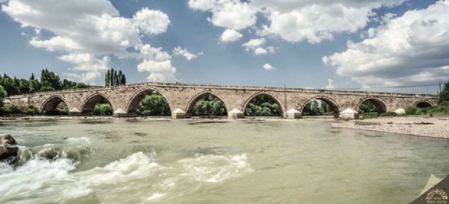                                                                 �ahruh K�pr�s� - Kayseri  <br><br>     Kayseri-Sivas aras�ndaki Orta �ağ yol güzergâh�nda ve K�z�l�rmak üzerinde yer alan �ahruh K�pr�s�, doğu-bat� yönünde uzanan kârgir bir tarihî k�pr�d�r. Köprünün menba cephesinde ve bat� yönündeki son kemer gözü üzerinde çerçeveli bir taşa kabartma olarak işlenmiş aslan ve üzüm tasvirleri vard�r. Köprünün inşa kitâbesi yoktur.                                                         