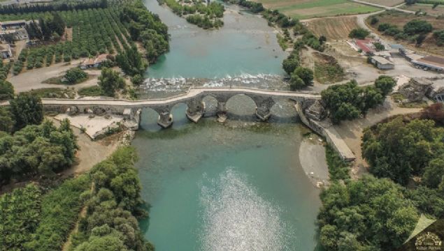                                                                 Belk�s Sultan Alaeddin K�pr�s� - Antalya  <br><br>  Aspendos Akropol��n�n 2 km g�neyinde ve K�pr�pazar �ay� �zerinde yer almaktad�r. Literat�rde K�pr� Pazar, K�pr� �ay�, Sultan Al�eddin ya da Belk�s k�pr�s� gibi adlarla ge�mektedir.     K�pr�n�n in�a kit�besi, mansap cephesinde ve kuzeybat� kanattaki ilk kemer aya��n�n tempan duvar� �zerindeki korkuluktad�r. Zamanla eksilen kit�benin yeniden ele al�nmas� sonucunda, k�pr�n�n, Sultan I. Al�eddin Keykubad��n o�lu Sultan II. G�y�sedd�n Keyh�srev taraf�ndan 1239-1240 y�l�nda in�a ettirildi�i kan�tlanm��t�r.                                                           