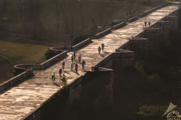                                                                 Justinianus K�pr�s� - Sakarya  <br><br>    Sapanca G�l��n�n sular�n� Sakarya Nehri�ne bo�altan �ark Deresi (Melas �ay�) �zerinde yer alan Justinianus K�pr�s�, Erken Bizans D�nemi�nin Anadolu�daki en g�rkemli an�tsal yap�lar�ndand�r.     Bizans �mparatoru Justinianus (527-565) taraf�ndan MS 558-560 y�llar�nda yapt�r�lan ta� k�pr�, 365 metre uzunlu�unda 9.85 metre geni�li�inde olup toplam 12 kemerlidir. K�pr�n�n bat� ucunda tak izi, do�u ucunda apsisli yap� ve k�pr� ile ilgili tonozlu yap� kal�nt�lar� bulunmaktad�r.                                                         