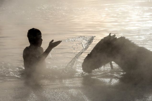                                                                 Groymak ilesindeki kaplcay da grmek ve fotoraf ekmek istediini anlatan nan, 'Kaplcada ykanan manda ve atlar, buhar ve sisle ok gzel bir grnt ortaya karyor.                                                          