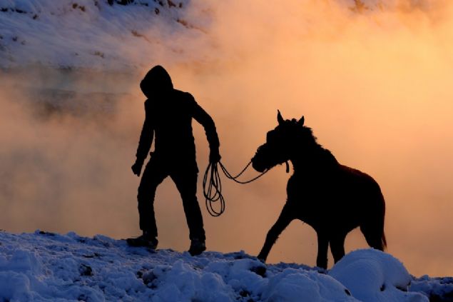                                                                 Fotoraf ekmek iin kaplcay ziyaret edenlerden Ebru nan, AA muhabirine yapt aklamada, Dou Anadolu Blgesi'ndeki tarihi yerleri ve doal gzellikleri grmek iin 5 gnlk gezi program kapsamnda Bursa'dan geldiini syledi.                                                          