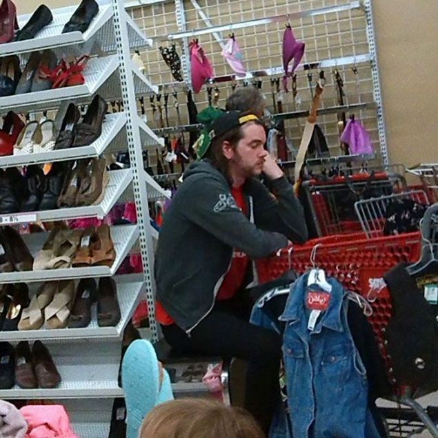 تصاویری جالب از انتظار مردان در مراکز خرید زنانه/ از خمیازه‌های طولانی تا بازی‌های کودکانه و استراحت‌های مطلق 