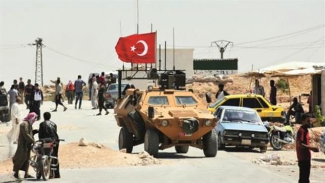 HT DLB' KARITIRDI   <br><br>  Provokasyon hedefleyen gler ylmad. Bu kez de Suriye sahasndaki taeron terr rgtlerinden bir dieri olan el-Kaide uzantlar devreye sokuldu. Heyet Tahrir am (HT) grubu ierisinde Suudi Arabistan ve Birleik Arap Emirlikleri tarafndan fonlanan hcreler dlib'de provokasyona giriti.  