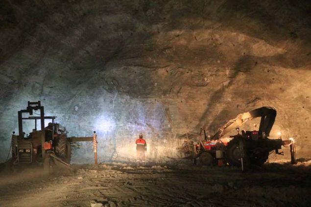                                                                 'Galeri boyutlarmz ortalama 10 metre yksekliinde, 20 metre geniliindedir. Delme, patlatma yntemi dediimiz delikler delip, patlayc maddeleri uzaktan emniyetli bir ekilde patlatyoruz. Gnde 4 patlatma yaparak retimimizi gerekletiriyoruz. Daha sonra alm olduumuz cevheri kepe yardmyla kamyonlara ykleyip, tuz fabrikalarna sevkini gerekletiriyoruz.'                                                         