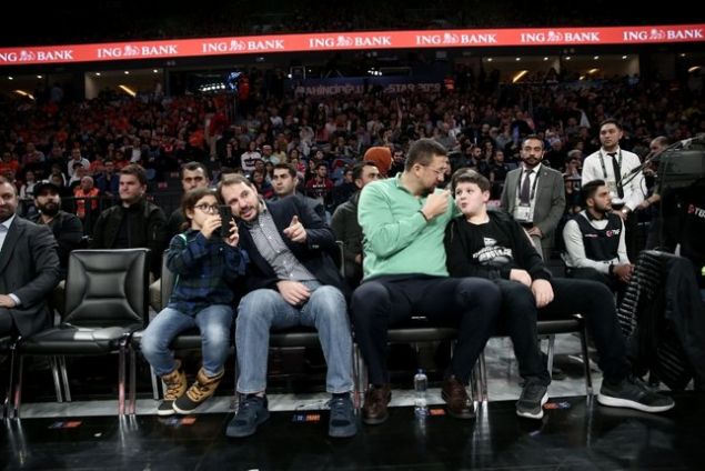                                                                 BAKAN ALBAYRAK SALONDA  <br><br>  Hazine ve Maliye Bakan Berat Albayrak, All-Star organizasyonunu salondan takip etti. Trkiye Basketbol Federasyonu Bakan Hidayet Trkolu'nun elik ettii Bakan Albayrak, organizasyonu ailesiyle birlikte izledi.                                                       