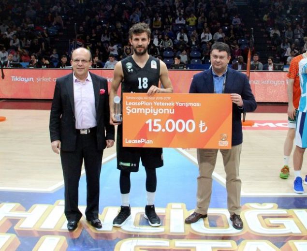                                                                     ALL-STAR MAINI KADIN HAKEMLER YNETT  <br><br>  Asya ve Avrupa karmalarnn sahaya kt All-Star man kadn hakem ls ynetti. Organizasyonda kadn hakemler Ayenur Yazcolu, zge entrk ve Sinem Tetik grev ald.                                                         