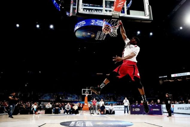                                                                     EDS KONSER  <br><br>  All-Star'da arkc Edis, mini bir konser verdi.  <br><br>  Man devre arasnda parkeye kan Edis, arklaryla basketbolseverlerin keyifli vakit geirmesini salad.                                                         