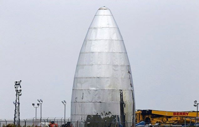                                                                     Test iin platforda bekleyen Hooper sert rzgarn azizliine urad.    Model Teksas'ta etkili olan frtna nedeniyle devrildi ve ciddi zarar grd.      